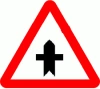 ਮੁੱਖ ਸੜਕ ਅਤੇ ਸਬ-ਰੋਡ ਦੇ ਚੌਰਾਹੇ ਨੂੰ ਦਰਸਾਉਂਦਾ ਚੇਤਾਵਨੀ ਚਿੰਨ੍ਹ